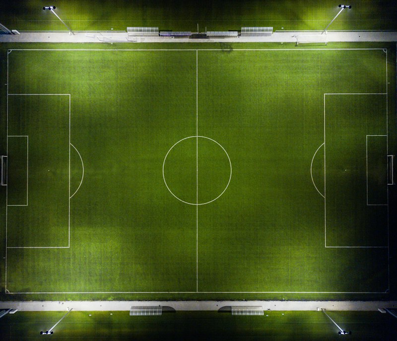 Vista aérea de arena esportiva iluminada à noite