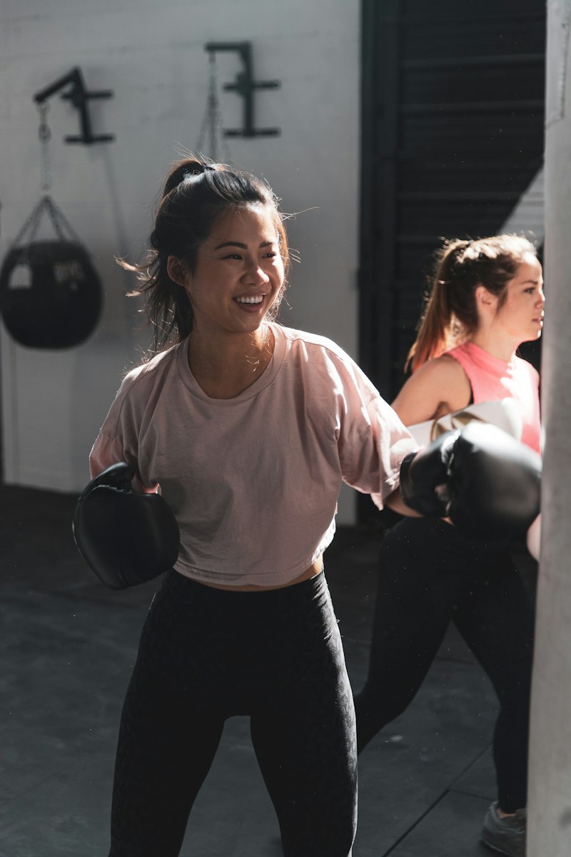 Atleta com luvas de boxe em treino de combate